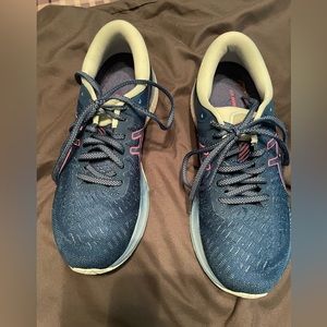 Women’s size 8 ASICS kayano 27.